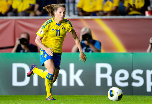 Sveriges Antonia Göransson med bollen i semifinalen mellan
