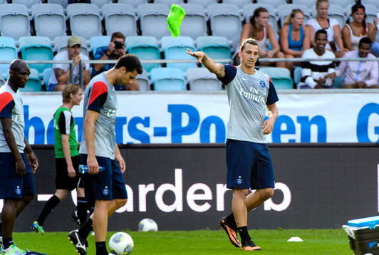 Zlatan Ibrahimovic kastar västen