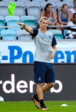Zlatan Ibrahimovic kastar västen