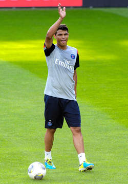 Paris Saint-Germains Thiago Silva vinkar till publiken