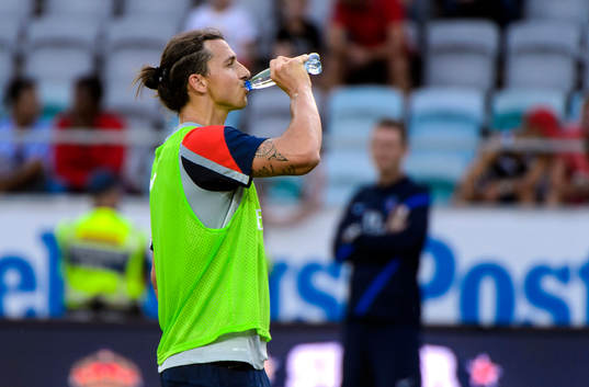 Paris Saint-Germains Zlatan Ibrahimovic dricker vatten