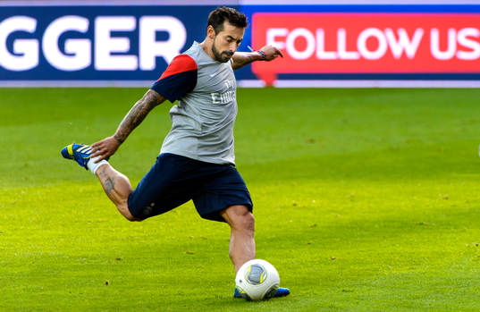 Paris Saint-Germains Ezequiel Lavezzi laddar för skott