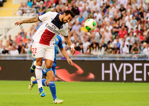 Paris Saint-Germans Ezequiel Lavezzi nickar mot mål