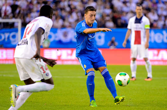 Real Madrids Mesut Ozil skjuter bollen