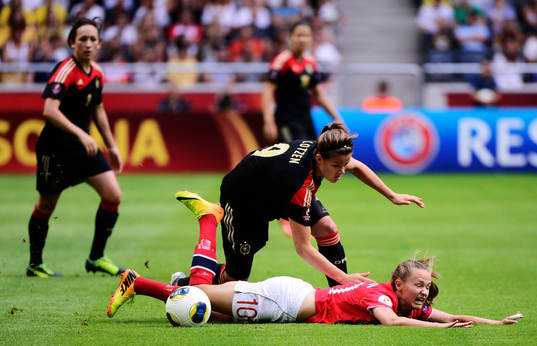 Norges Caroline Hansen  faller i en närkamp med Tysklands