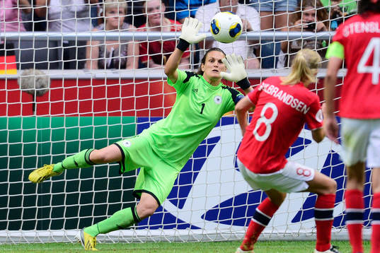 Tysklands målvakt Nadine Angerer räddar sin andra straff