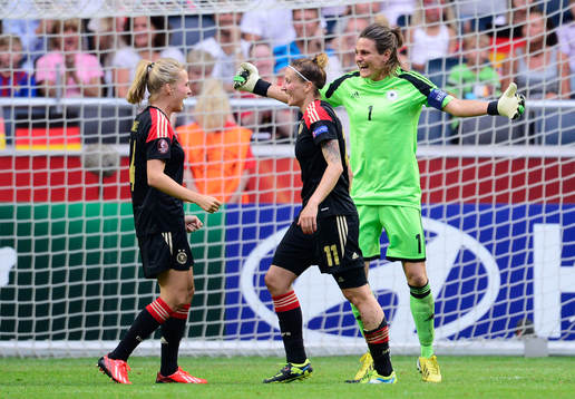 Tysklands målvakt Nadine Angerer jublar