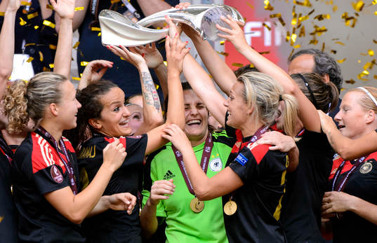 Tysklands målvakt Nadine Angerer firar med pokalen