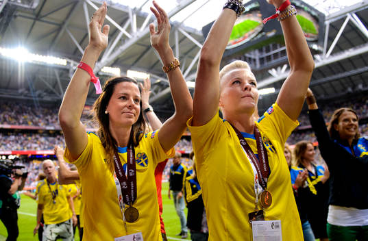 Sveriges Lotta Schelin och Nilla Fischer hyllas