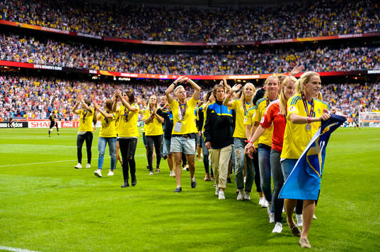Sveriges landslag hyllas på Friends Arena i matchen mellan