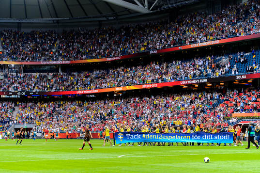 Det svenska landslaget hyllas på Friends Arena i matchen