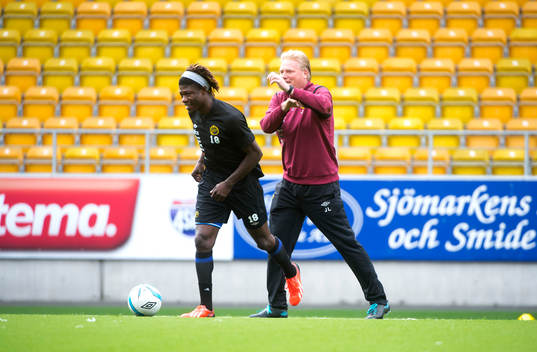 Mohamed Bangura och Jörgen Lennartsson, tränare, Elfsborg