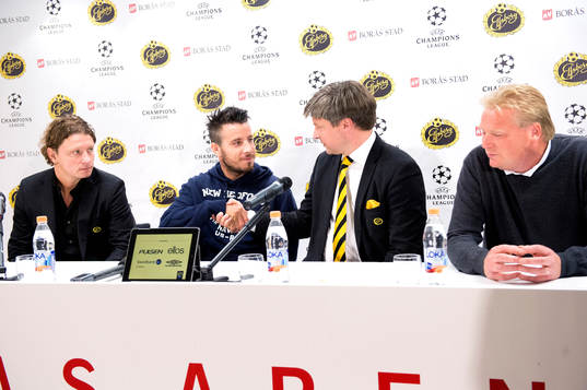 Ordförande Bosse Johansson från Elfsborg presenterar