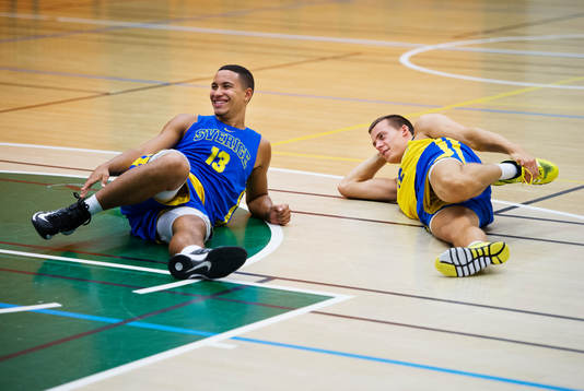 Charles Barton Jr och Victor Gaddefors stretchar