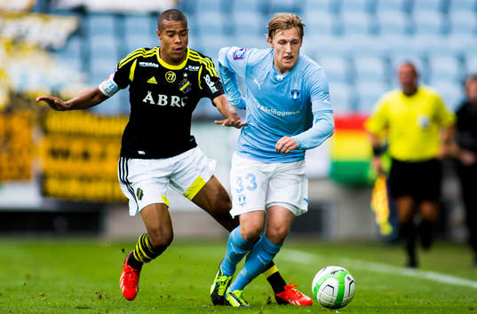 AIKs Robin Quaison jagar Malmö FFs Emil Forsberg