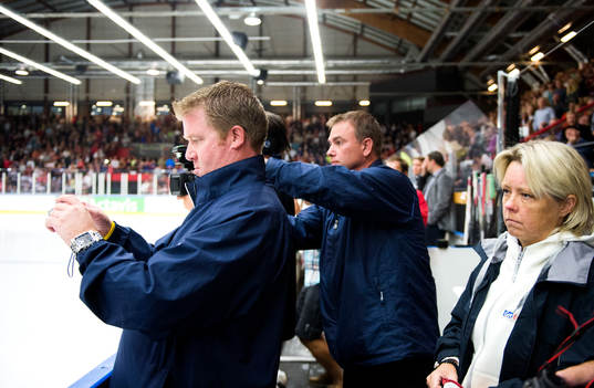 De två vakterna som reser med Stanley Cup-bucklan