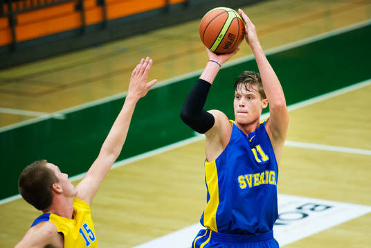 Jonas Jerebko skjuter