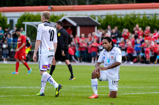 Kalmars Jonathan McDonald Porras deppar en missad målchans
