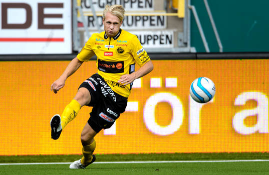 Elfsborgs Johan Larsson skjuter bollen