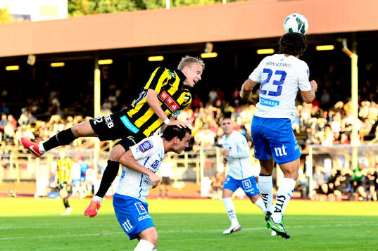 Häckens Oscar Lewicki klättrar upp på Norrköpings