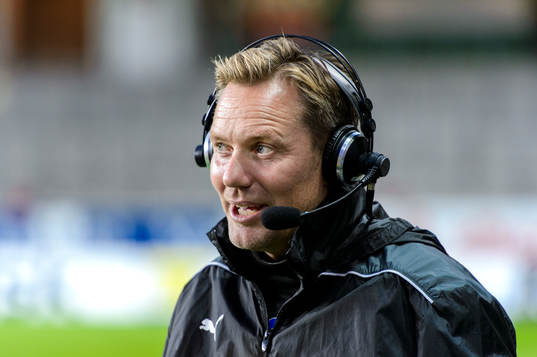 Gais tränare Thomas Askebrand blir intervjuad av tv