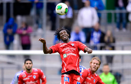 Åtvidabergs Mohammed Abubakari nickar bollen