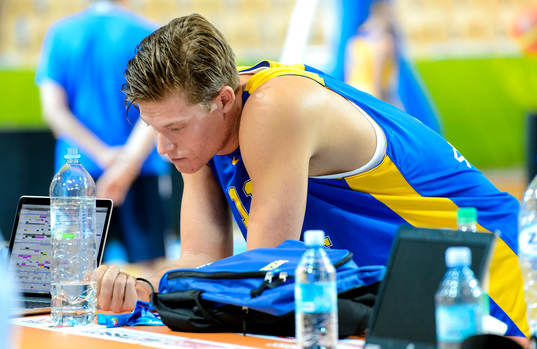 Sveriges Jonas Jerebko hänger på et bord