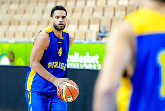Sveriges Jeffery Taylor med bollen