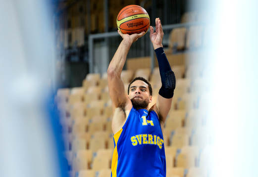 Sveriges Jeffery Taylor skjuter bollen