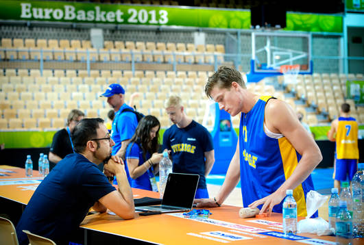 Sveriges Jonas Jerebko (h) i samtal med läkare Houman
