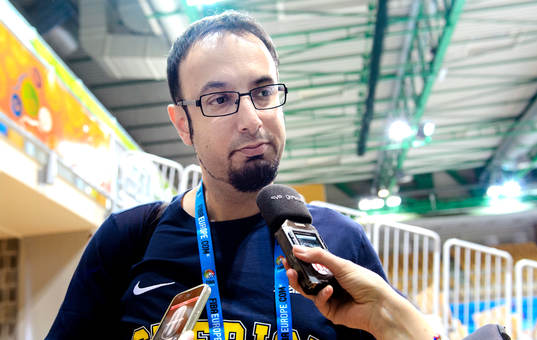 Sveriges läkare Houman Ebrahimi blir intervjuad