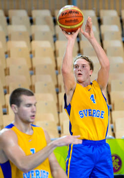 Sveriges Ludvig Håkanson skjuter bollen