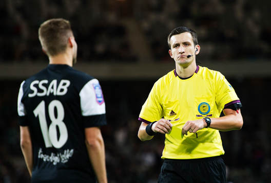 Brages Oscar Andersson får ett gult kort av domaren Nermin
