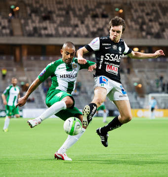 Hammarbys Billy Berntsson utmanas av Brages Mats Moldskred