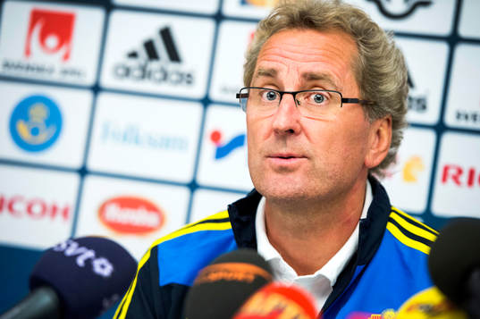 Sveriges förbundskapten Erik Hamrén pratar med media