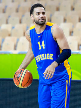 Sveriges Jeffery Taylor med bollen på en träning