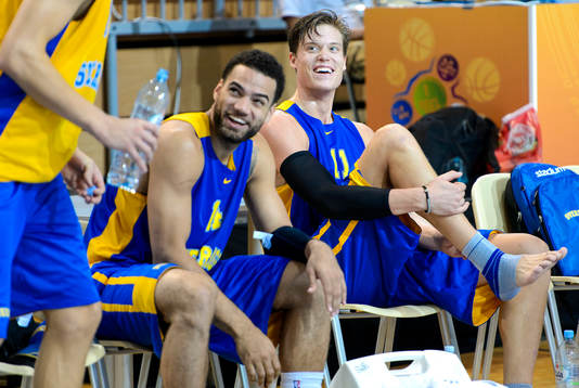 Sveriges Jeffery Taylor och Jonas Jerebko sitter och