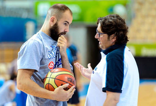 Greklands Vassilis Spanoulis pratar med förbundskapten
