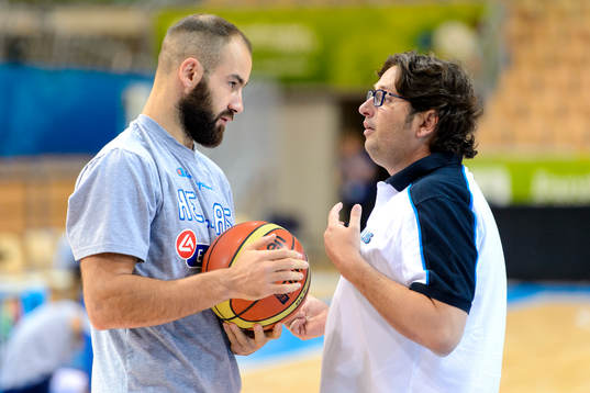 Greklands Vassilis Spanoulis pratar med förbundskapten