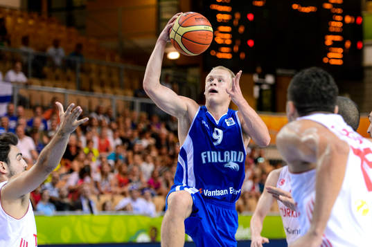 Finlands Sasu Salin hoppar upp mot korgen i matchen mellan
