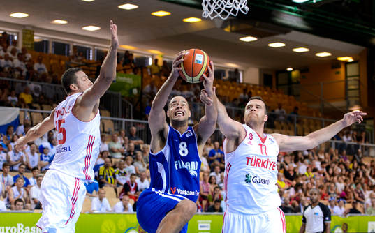 Finlands Gerald Lee hoppar upp mot korgen i matchen mellan