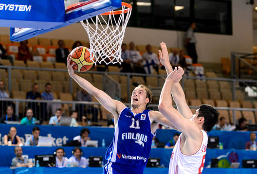 Finlands Petteri Koponen hoppar upp mot korgen  i matchen