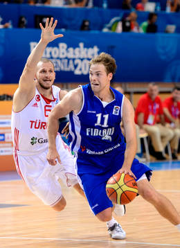 Finlands Petteri Koponen med bollen i matchen mellan