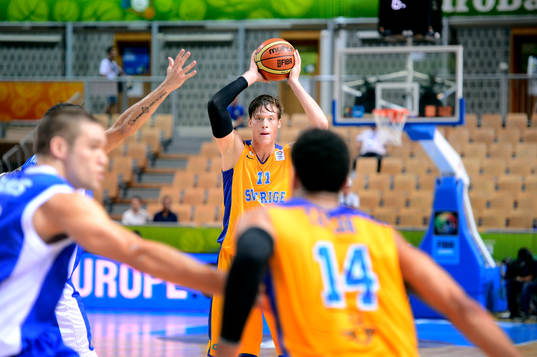 Sveriges Jonas Jerebko söker Jeffery Taylor  i matchen