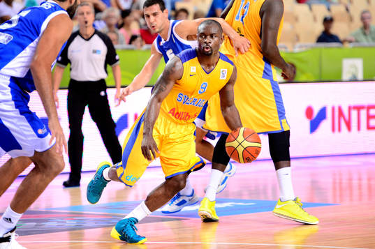Sveriges Thomas Massamba i matchen mellan Sverige och
