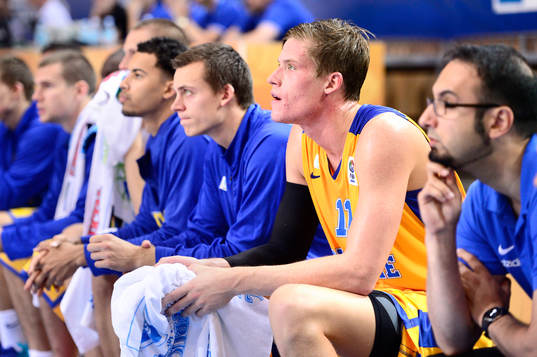 Sveriges Jonas Jerebko på bänken i matchen mellan Sverige