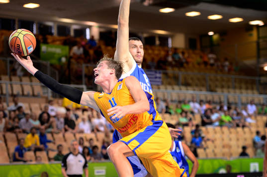 Sveriges Jonas Jerebko tar sig förbi Greklands Loukas