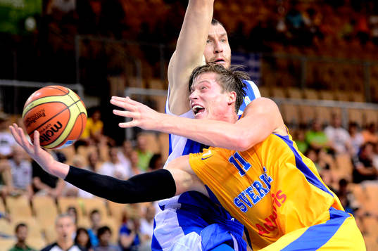 Sveriges Jonas Jerebko tar sig förbi Greklands Loukas