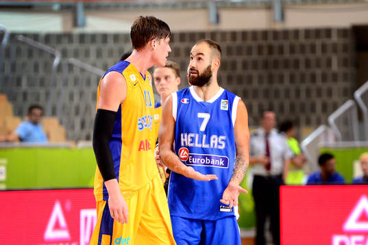Sveriges Jonas Jerebko diskuterar med Greklands Vassilis