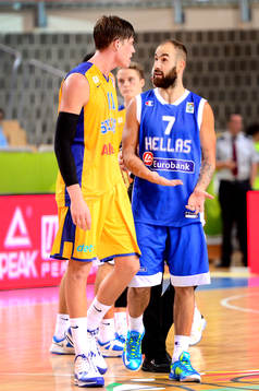Sveriges Jonas Jerebko diskuterar med Greklands Vassilis